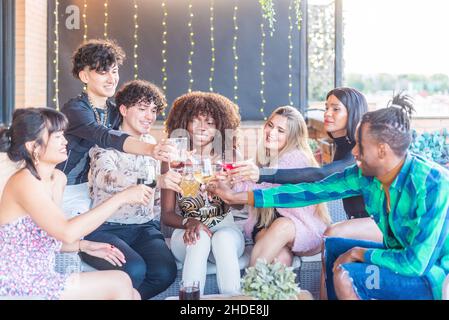Freunde toasten mit Getränken in einer Terrance Stockfoto