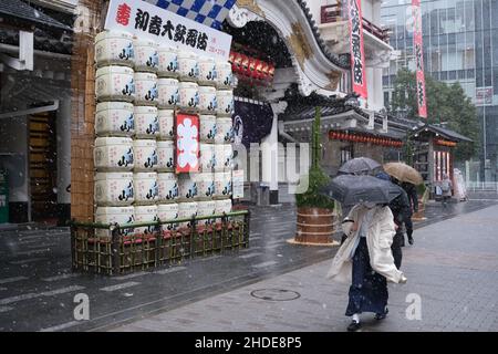 Am 6. Januar 2022 fällt Schnee vor dem Kabukiza-Theater im Ginza-Viertel von Tokio in Tokio, Japan. Quelle: AFLO/Alamy Live News Stockfoto