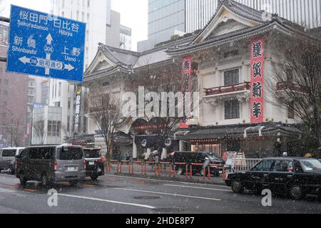 Am 6. Januar 2022 fällt Schnee vor dem Kabukiza-Theater im Ginza-Viertel von Tokio in Tokio, Japan. Quelle: AFLO/Alamy Live News Stockfoto