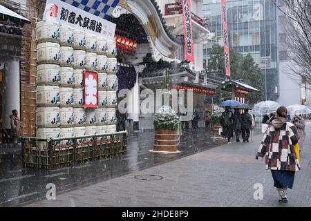 Am 6. Januar 2022 fällt Schnee vor dem Kabukiza-Theater im Ginza-Viertel von Tokio in Tokio, Japan. Quelle: AFLO/Alamy Live News Stockfoto