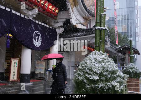 Am 6. Januar 2022 fällt Schnee vor dem Kabukiza-Theater im Ginza-Viertel von Tokio in Tokio, Japan. Quelle: AFLO/Alamy Live News Stockfoto