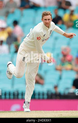 Sydney, Australien. 06th Januar 2022. Joe Root (Captain) von England bowelt während des The Ashes 4th Test Matches zwischen Australien und England auf dem Sydney Cricket Ground, Sydney, Australien am 6. Januar 2022. Foto von Peter Dovgan. Nur zur redaktionellen Verwendung, Lizenz für kommerzielle Nutzung erforderlich. Keine Verwendung bei Wetten, Spielen oder Veröffentlichungen einzelner Clubs/Vereine/Spieler. Kredit: UK Sports Pics Ltd/Alamy Live Nachrichten Stockfoto