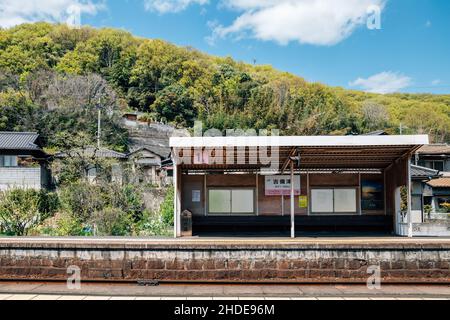 Okayama, Japan - 15. April 2019 : Bahnsteig des Kibitsu-Bahnhofs Stockfoto