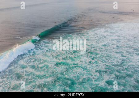 Surfer auf den Wellen im Ozean, Ansicht von oben Stockfoto