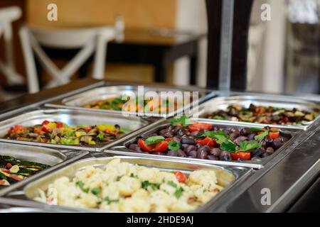 Ein Antipasti-Buffet mit verschiedenem und sehr appetitlichem Gemüse in einem italienischen Restaurant. Stockfoto