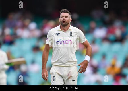 Sydney, Australien. 06th Januar 2022. James Anderson aus England reagiert nach dem Bowling am zweiten Tag des vierten Testmatches in der Ashes-Serie zwischen Australien und England auf dem Sydney Cricket Ground am 06. Januar 2022 in Sydney, Australien. (Nur für redaktionelle Verwendung) Credit: Izhar Ahmed Khan/Alamy Live News/Alamy Live News Stockfoto