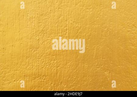 Goldfarbe auf Zement Wand Textur Hintergrund Stockfoto