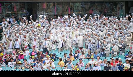 Sydney, Australien. 06th Januar 2022. Fans, die sich am zweiten Tag des vierten Testmatches der Ashes-Serie zwischen Australien und England als der verstorbene Richie Benaud verkleidet hatten, waren am 06. Januar 2022 auf dem Sydney Cricket Ground in Sydney, Australien, zu sehen. (Nur für redaktionelle Verwendung) Credit: Izhar Ahmed Khan/Alamy Live News/Alamy Live News Stockfoto