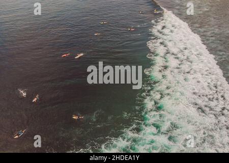 Surfer auf den Wellen im Ozean, Ansicht von oben Stockfoto