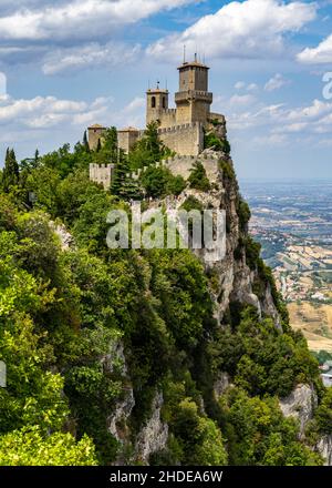 Malerischer Panoramablick auf die Republik San Marino mit dem berühmtesten Wahrzeichen, dem Turm von Guaita Stockfoto