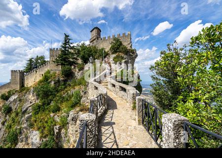 Republik San Marino, 2021. August – Passo delle Streghe (Pass der Hexen) Pfad, der zum Guaita Turm hinaufsteigt Stockfoto