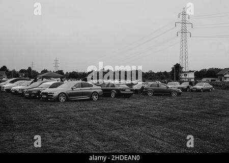 Graustufenaufnahme eines Autoschrottplatzes in Brcko, Bosnien und Herzegowina Stockfoto