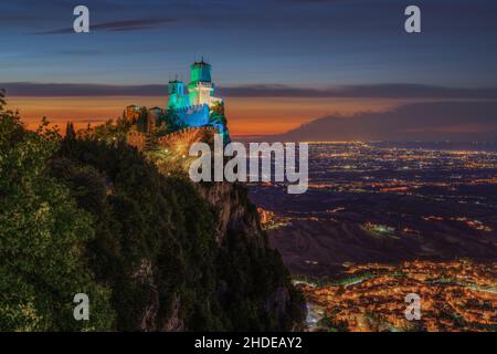 Atemberaubende Aussicht auf den Sonnenuntergang auf den Berg Titano und den Turm von Guaita in der Republik San Marino Stockfoto