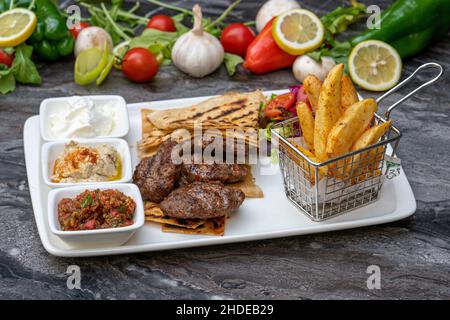 Traditionelle türkische Kofte. Würzige Fleischbällchen Kebab oder Kebap. Stockfoto