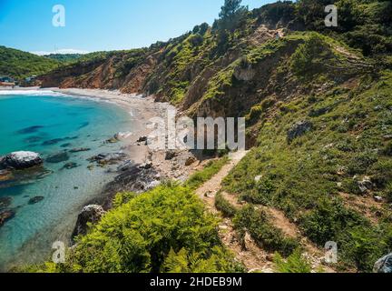 Blick auf den Strand von Kilimli in Agva. Agva ist ein bevölkerter Ort und ein Erholungsort im Bezirk Sile der Provinz Istanbul, Türkei. Stockfoto