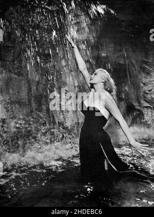 Anita Ekberg in der berühmten ikonischen Szene des Trevi-Brunnens aus dem Film La Dolce Vita - das süße Leben des italienischen Regisseurs Frederico Fellini, Stockfoto
