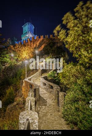 Nachtansicht des Guaita Turms am Passo delle Streghe (Pass der Hexen), San Marino Stockfoto