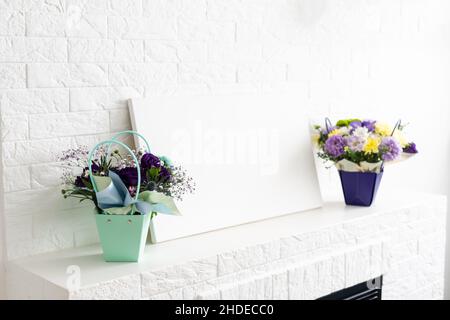 Modernes Wohndekor-Modell, Blumenstrauß und Fotorahmen. Stockfoto