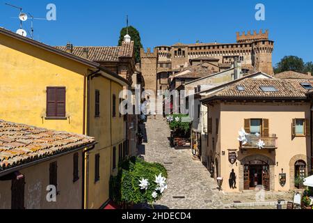 Blick auf Gradara, eine bunte mittelalterliche Stadt in der Region Marken und beliebtes Touristenziel, Marken, Italien Stockfoto