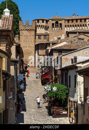 Blick auf Gradara, eine bunte mittelalterliche Stadt in der Region Marken und beliebtes Touristenziel, Marken, Italien Stockfoto