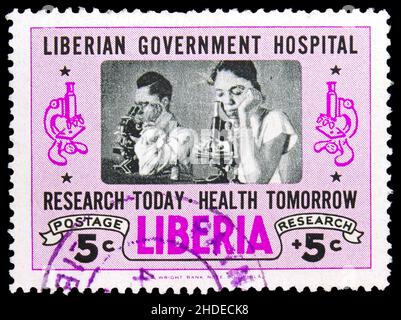 MOSKAU, RUSSLAND - 4. NOVEMBER 2021: Die in Liberia gedruckte Briefmarke zeigt Laborassistentinnen, Serie des Liberian Government Hospital, um 1954 Stockfoto