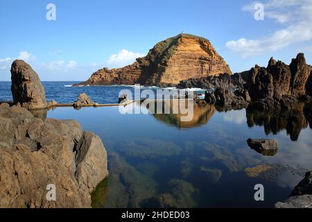 Natürliche Schwimmbäder in Porto Moniz, an der Nordküste der Insel Madeira, Portugal Stockfoto