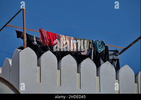 Trocknen der Wäsche auf der Oberseite des Hauses Stockfoto