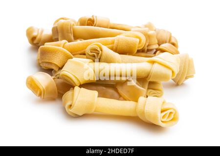 Delikatesse für Hunde. Kauknochen für Hund isoliert auf weißem Hintergrund. Stockfoto
