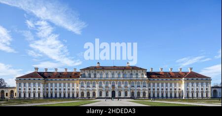 Menschen vor dem Neuen Schloss Schleißheim im Dorf Oberschleißheim, einem Vorort von München. Stockfoto