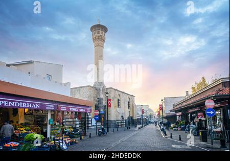 Gaziantep, Türkei. Blick auf die Tahtani Moschee und die Straßen von Gaziantep Stockfoto