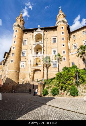 Blick auf Urbino mit dem Herzogspalast, erbaut während der Renaissance und berühmtem touristischen Wahrzeichen, Italien Stockfoto