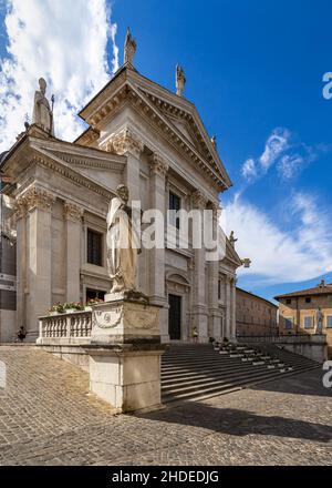 Das Äußere der Kathedrale von Urbino im neoklassizistischen Stil erbaut, befindet sich auf dem Duca Federico Platz, Marken, Italien Stockfoto