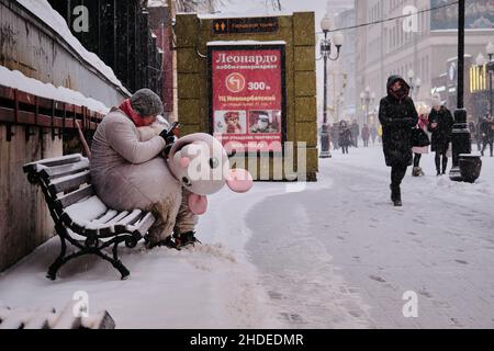 Moskau, Moskau, Russland. 5th Januar 2022. Moskauer Fußgänger laufen während eines heftigen Regensturms im Januar 5 2022 entlang der Arbat Street. Die Arbat existiert seit mindestens dem 15th. Jahrhundert, was sie zu einer der ältesten erhaltenen Straßen der russischen Hauptstadt macht. Aufgrund der vielen historischen Gebäude und der zahlreichen Künstler, die auf der Straße gelebt und gearbeitet haben, ist das Arbat auch zu einer wichtigen Touristenattraktion geworden. (Bild: © Carlos Escalona/ZUMA Press Wire) Stockfoto