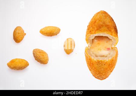 Chicken ala Kiev klein mit Käse und gewürfeltem Gemüse. Isoliert auf weißem Hintergrund. Stockfoto