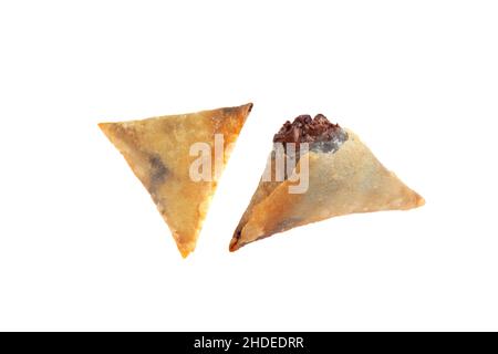 Mit Schokolade gefüllte gebratene knusprige Samosa isoliert auf weißem Hintergrund. Stockfoto