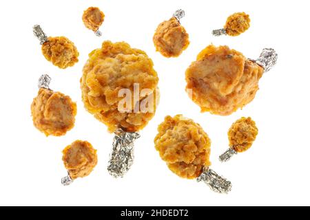 Panierter Hähnchenlollipop mit silberner Folie isoliert auf weißem Hintergrund. Stockfoto