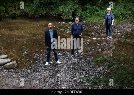 12. August 2021, Thüringen, Apfelstädt: 'Kampf um Stauwasser': Steven Büchner (l-r), Matthias Platz und Susanne Strobel, Vertreter der Bürgerinitiative 'Lebensraum Apfelstädt', stehen im Flussbett des Apfelstädt. Hier trägt der Fluss kaum Wasser, und in angrenzenden sogenannten 'Schlöchern' fließt überhaupt kein Oberflächenwasser. Die Bürgerinitiative erkennt einen Zusammenhang zwischen der Austrocknung der Apfelstädt und der Ablenkung des Wassers über die Westring-Kaskade nach Erfurt an und fürchtet das Aussterben bedrohter Eichenascheelmelauenwälder im FFH-Gebiet Apfelstädtaue betw Stockfoto