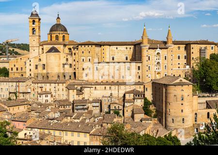 Panoramablick auf Urbino, eine berühmte Stadt in Italien, die vor allem während der Renaissance und UNESCO-Weltkulturerbe, Region Marken gebaut wurde Stockfoto