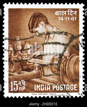 MOSKAU, RUSSLAND - 4. NOVEMBER 2021: Die in Indien gedruckte Briefmarke zeigt den Kindertag 1961, um 1961 Stockfoto