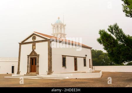 Blick auf das berühmte alte Kloster von Agia Elesa im Nebel. Kythira Insel in Griechenland. Stockfoto