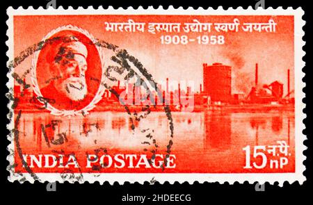 MOSKAU, RUSSLAND - 4. NOVEMBER 2021: In Indien gedruckte Briefmarke zum 50th. Jahrestag der indischen Stahlindustrie, um 1958 Stockfoto