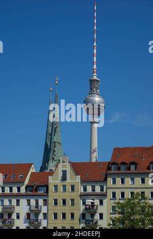 Nikolaiviertel, Häuser am Ufer der Spree, mit Nikolaikirche und Fernsehturm, Berlin. Stockfoto