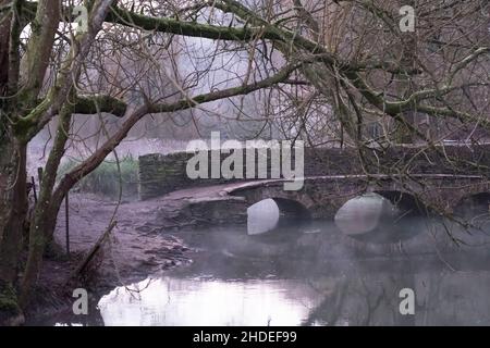 Castle Combe, Wiltshire, Großbritannien. 5th. Januar. Ein frostiger Wintermorgen im historischen Dorf Castle Combe. Das Hotel liegt in einem Tal im südlichen Teil der Cotswolds, ein früher Nebel driftet auf dem Fluss. Kredit: JMF Nachrichten/Alamy Live Nachrichten Stockfoto