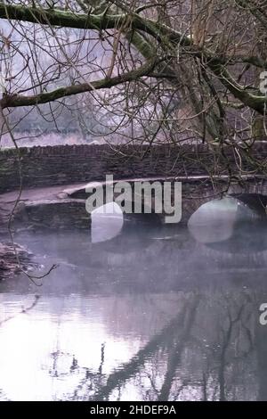 Castle Combe, Wiltshire, Großbritannien. 5th. Januar. Ein frostiger Wintermorgen im historischen Dorf Castle Combe. Das Hotel liegt in einem Tal im südlichen Teil der Cotswolds, ein früher Nebel driftet auf dem Fluss. Kredit: JMF Nachrichten/Alamy Live Nachrichten Stockfoto