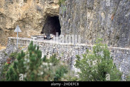 Roadtrip entlang der Route des Grandes Alpes France in einem 1996 Aston Martin DB7 Volante. Stockfoto