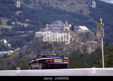 Roadtrip entlang der Route des Grandes Alpes France in einem 1996 Aston Martin DB7 Volante. Stockfoto