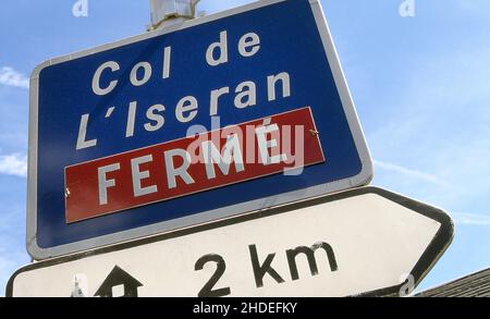 Roadtrip entlang der Route des Grandes Alpes, Frankreich in einem 1996 Aston Martin DB7 Volante. Stockfoto