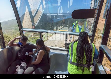 CAPE POINT, SÜDAFRIKA - 23. DEZ 2021: In der Flying Dutchman Funicular am Cape Point. Menschen sind sichtbar Stockfoto