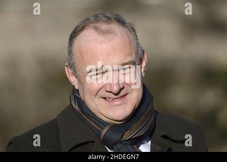 Sir Ed Davey, MP (LibDem: Kingston und Surbiton), Vorsitzender der Liberaldemokraten, in Victoria Tower Gardens, Westminster Stockfoto