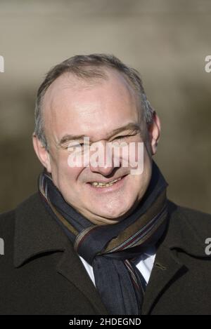 Sir Ed Davey, MP (LibDem: Kingston und Surbiton), Vorsitzender der Liberaldemokraten, in Victoria Tower Gardens, Westminster Stockfoto